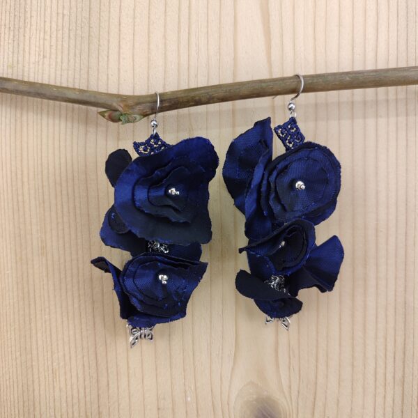 Alternative view of Boucles d'oreilles fleurs bleu marine avec papillons