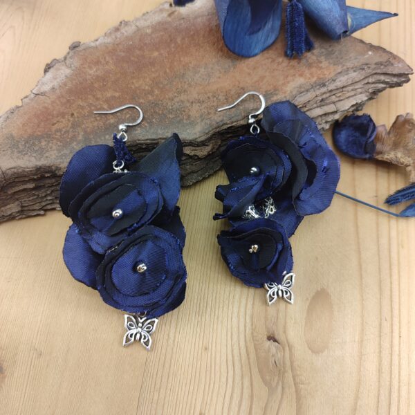 Alternative view of Boucles d'oreilles fleurs bleu marine avec papillons