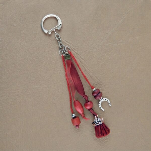 Bijou rouge pour licol ou sac