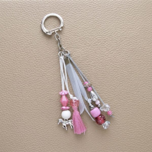 Bijou de licol rose et gris ou bijou de sac