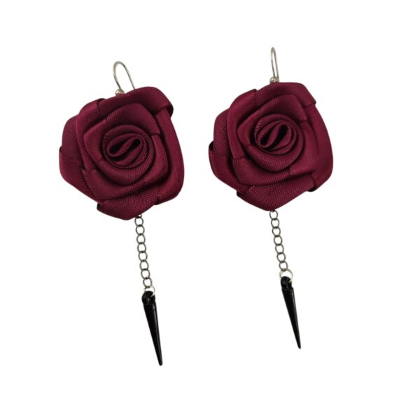 Alternative view of Boucles d’oreilles gothiques fleurs avec chaînes et pendentifs noirs