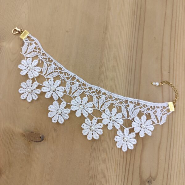 Alternative view of Bracelet dentelle blanche florale et perles nacrées