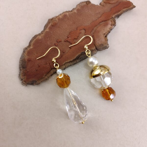 Boucles d’oreilles asymétriques dorées, perles cristal et ambre