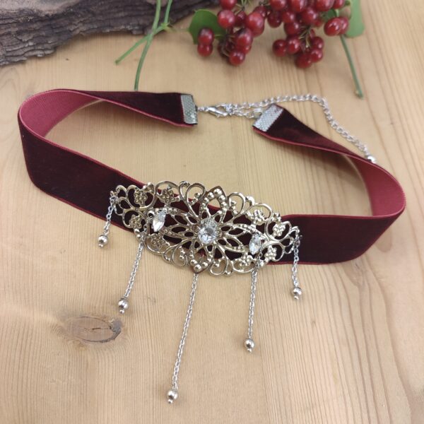 Alternative view of Choker en velours bordeaux – Collier ras-de-cou ornement argenté et chaînettes