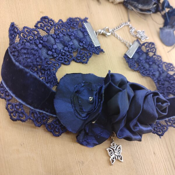 Alternative view of Collier ras-du-cou choker bleu marine en dentelle et velours