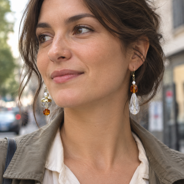 Alternative view of Boucles d’oreilles asymétriques dorées, perles cristal et ambre